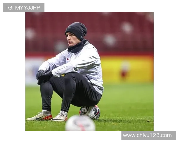 球星坐在足球上展现独特魅力与运动精神的瞬间